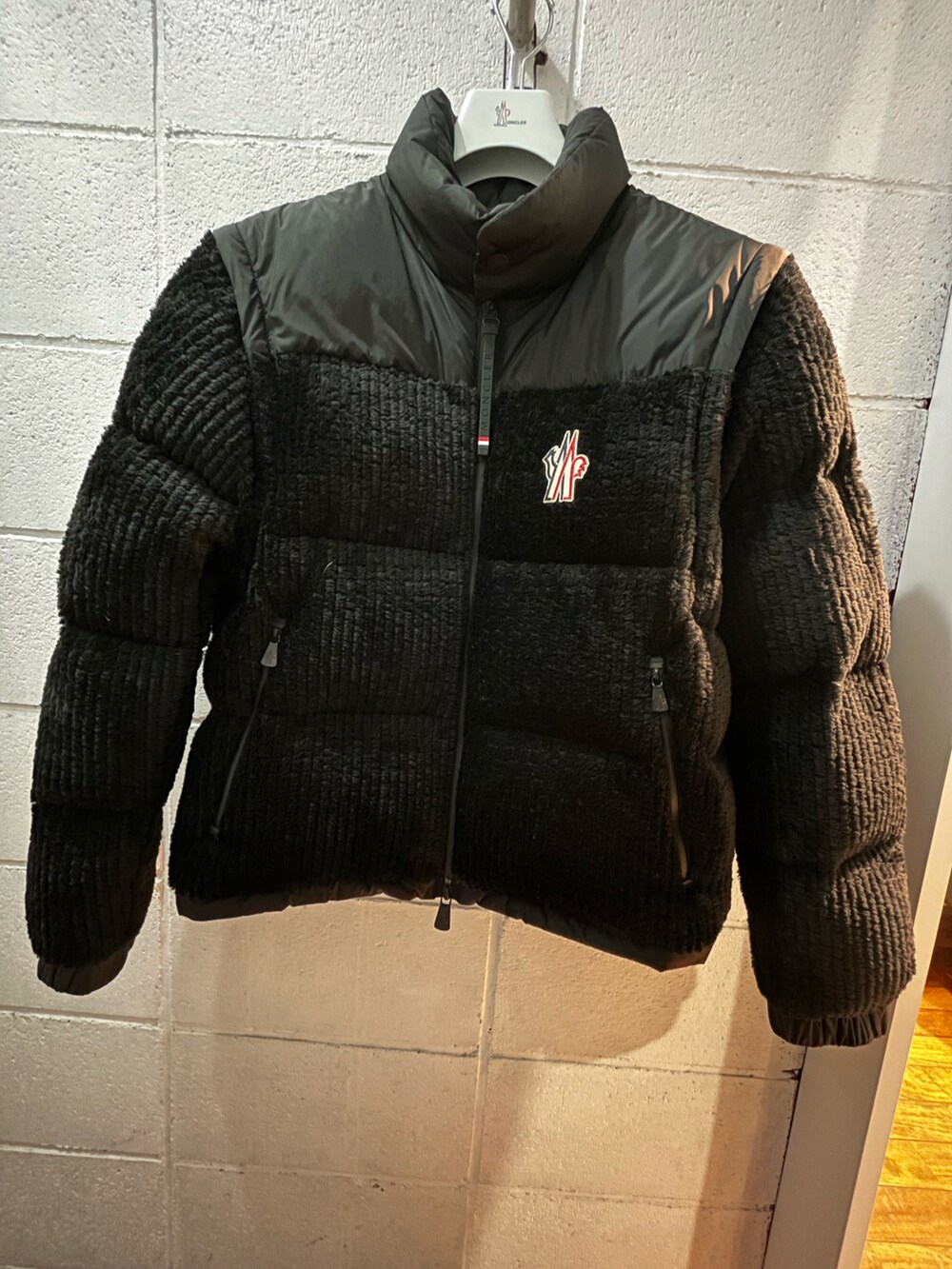 「アウトドアスタイル、冬コーデ、スニーカーコーデ、MONCLER、パンツコーデ、秋冬コーデ、ダウンベストスタイル、重ね着コーデ、2wayアウター、ファッションを楽しもう」｜「DANKE SCHONのA4A×DankeSchon/エーフォーエー×ダンケシェーン/ARCHIVE CODURA CAP/ロゴキャップ（キャップ、ブラック系）」を使った、ひきちさん（レディース・166cm）の秋コーディネートの5枚目の写真