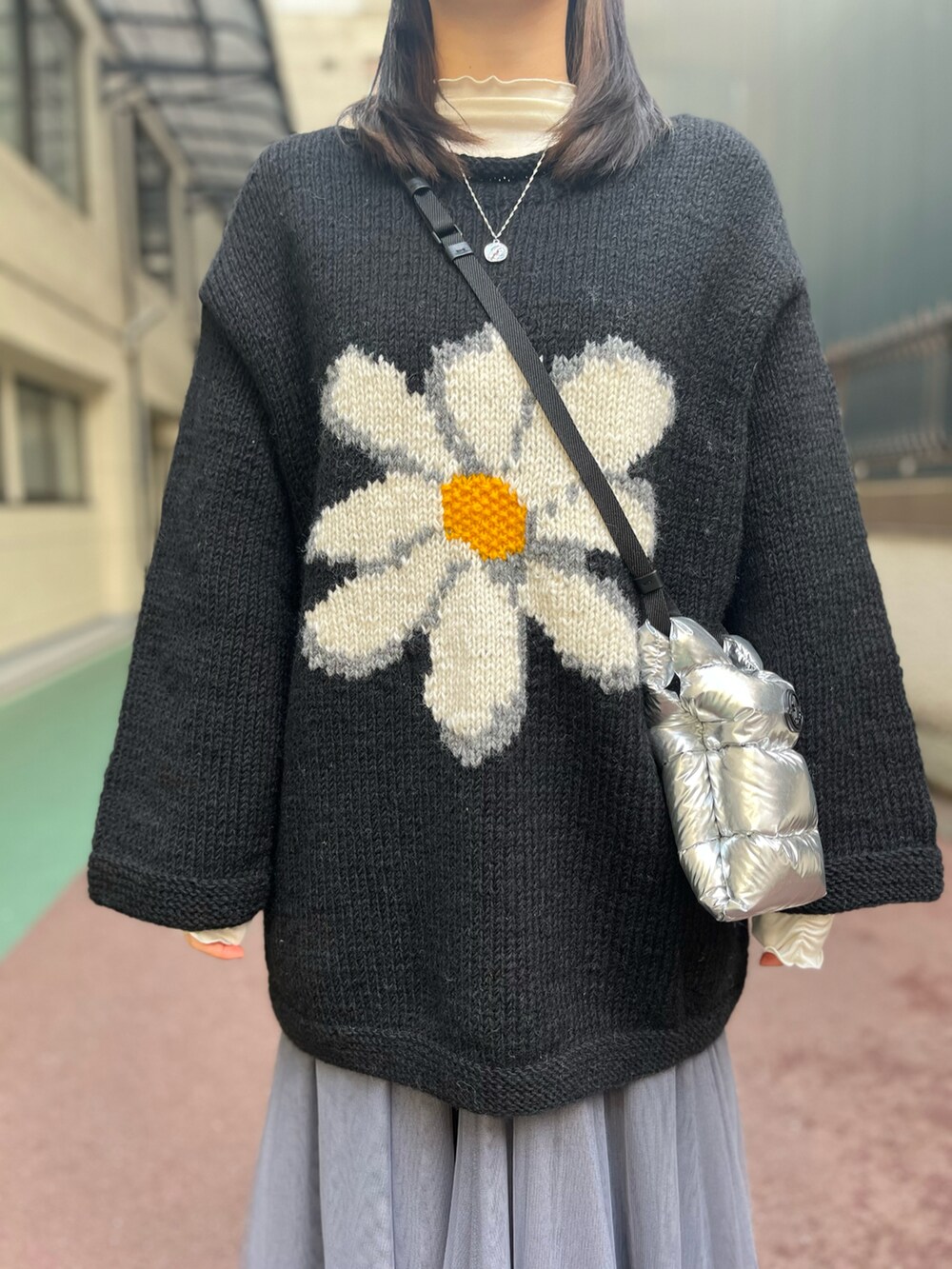 「ブーツ、冬コーデ、休日スタイル、大人コーデ、秋冬、秋コーデ、ニットコーデ、重ね着コーデ、オトナ女子、ファッションを楽しもう」｜「niche.のmacmahon knitting mills/マクマホンニッティングミルズ/Roll Neck Knit-Flower（ニット/セーター、ブラック系）」を使った、ひきちさん（レディース・166cm）の秋コーディネートの3枚目の写真