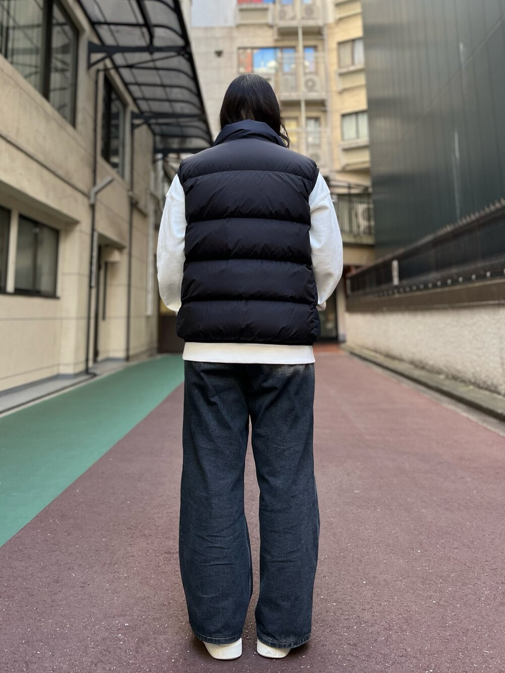 「重ね着、冬コーデ、スニーカーコーデ、パンツスタイル、モノトーンコーデ、ストリートコーデ、秋コーデ、秋冬コーデ、ダウンベストスタイル、ファッションを楽しもう」｜「A4AのA4A/エーフォーエー/ARCHIVE クルーネックスウェット（スウェット、ホワイト系）」を使った、ひきちさん（レディース・166cm）の秋コーディネートの3枚目の写真