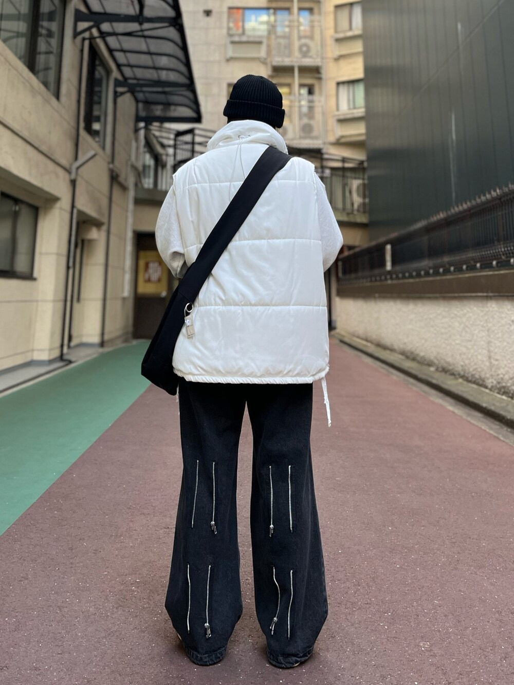 「重ね着、ダウンベスト、モノトーン、お出かけコーデ、パンツスタイル、シンプルコーデ、ストリートコーデ、DankeSchon、冬のコーデ、ファッションを楽しもう」｜「MAGIC STICKのMAGICSTICK/マジックスティック/M-MRA Puffer Vest（その他アウター、ホワイト系）」を使った、ひきちさん（レディース・166cm）の秋コーディネートの3枚目の写真