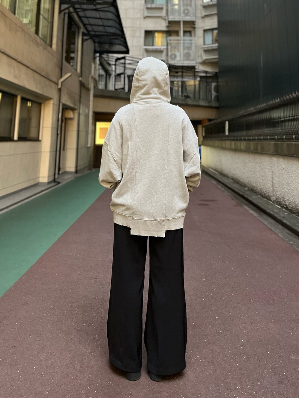 「重ね着、ニット帽、モノトーン、オーバーサイズ、パンツスタイル、シンプルコーデ、カジュアルコーデ、ストリートコーデ、パーカーコーデ、ビーニー帽」｜「DANKE SCHONのDankeSchon/ダンケシェーン/チェッカーロングスリーブTシャツ（Tシャツ/カットソー、ブラック系）」を使った、ひきちさん（レディース・166cm）の冬コーディネートの2枚目の写真