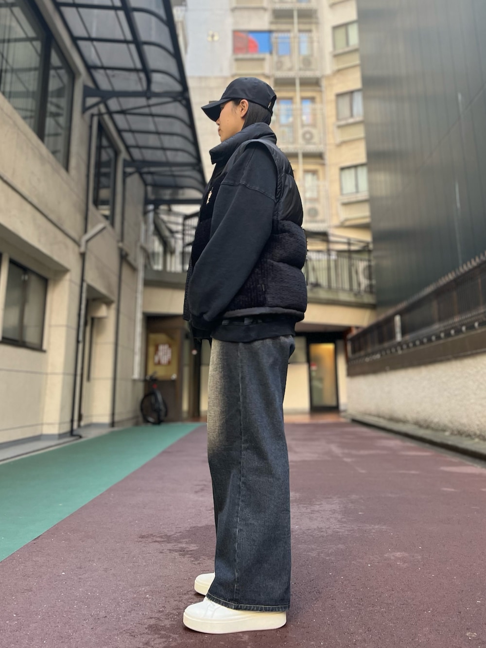 「アウトドアスタイル、冬コーデ、スニーカーコーデ、MONCLER、パンツコーデ、秋冬コーデ、ダウンベストスタイル、重ね着コーデ、2wayアウター、ファッションを楽しもう」｜「DANKE SCHONのA4A×DankeSchon/エーフォーエー×ダンケシェーン/ARCHIVE CODURA CAP/ロゴキャップ（キャップ、ブラック系）」を使った、ひきちさん（レディース・166cm）の秋コーディネートの2枚目の写真