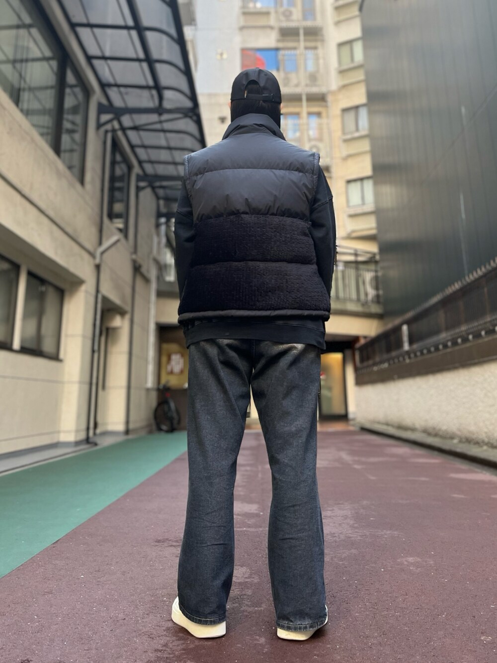 「アウトドアスタイル、冬コーデ、スニーカーコーデ、MONCLER、パンツコーデ、秋冬コーデ、ダウンベストスタイル、重ね着コーデ、2wayアウター、ファッションを楽しもう」｜「DANKE SCHONのA4A×DankeSchon/エーフォーエー×ダンケシェーン/ARCHIVE CODURA CAP/ロゴキャップ（キャップ、ブラック系）」を使った、ひきちさん（レディース・166cm）の秋コーディネートの3枚目の写真