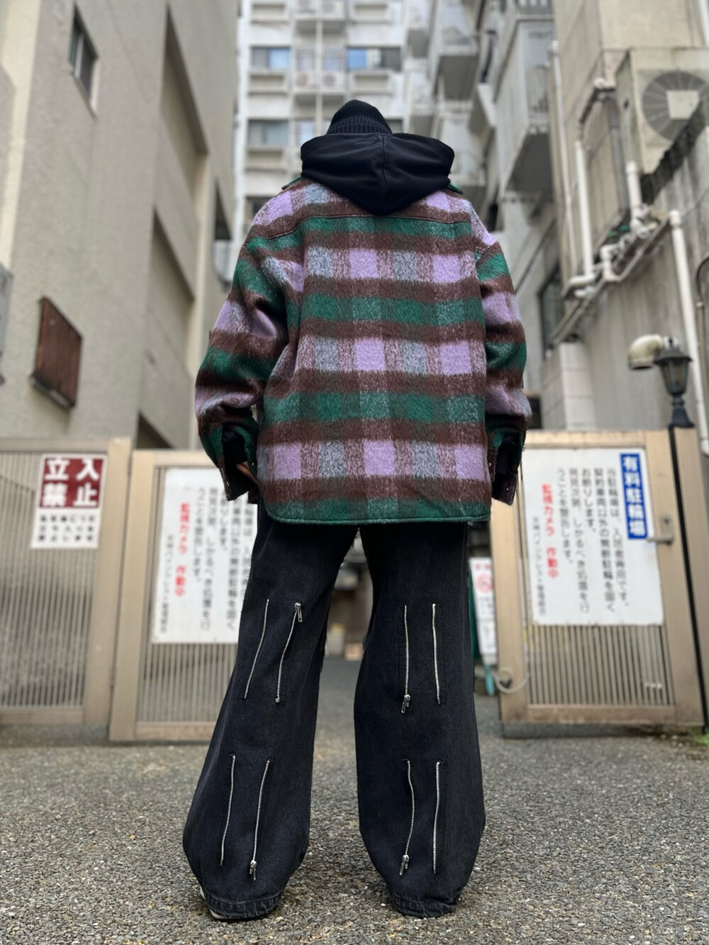 ブラック系のデニムパンツ、その他のシャツ/ブラウス、ブラック系のデニムパンツを着用したレディースの秋コーディネートの3枚目の写真