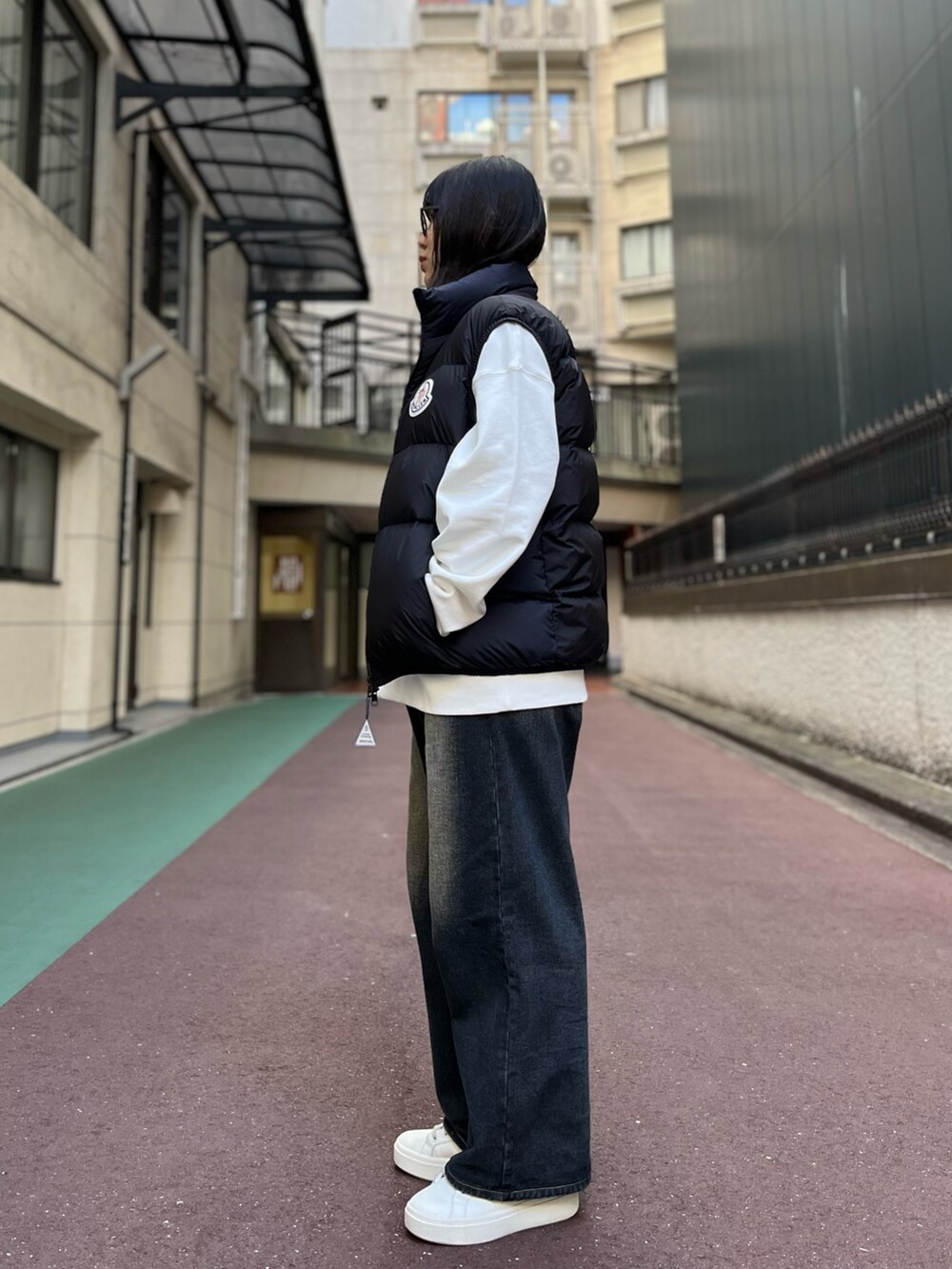 「重ね着、冬コーデ、スニーカーコーデ、パンツスタイル、モノトーンコーデ、ストリートコーデ、秋コーデ、秋冬コーデ、ダウンベストスタイル、ファッションを楽しもう」｜「A4AのA4A/エーフォーエー/ARCHIVE クルーネックスウェット（スウェット、ホワイト系）」を使った、ひきちさん（レディース・166cm）の秋コーディネートの2枚目の写真