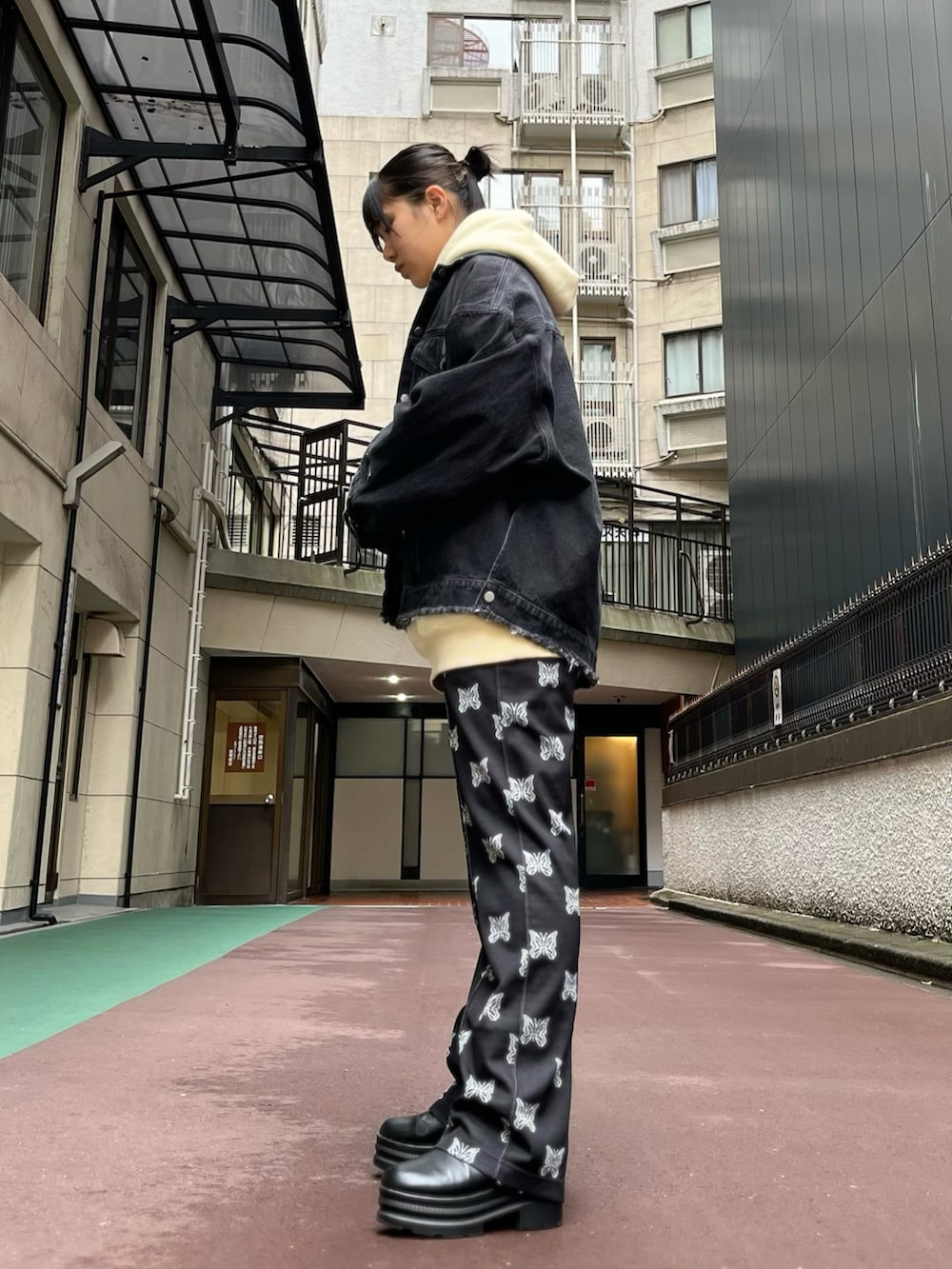 「柄パンツ、デニムジャケット、オーバーサイズ、トラックパンツ、別注アイテム、NEEDLES、Needles ニードルズ 、秋コーデ、DankeSchon、needles トラックパンツ」｜「Needlesのアイテム（パンツ、ホワイト系）」を使った、ひきちさん（レディース・166cm）の秋コーディネートの2枚目の写真