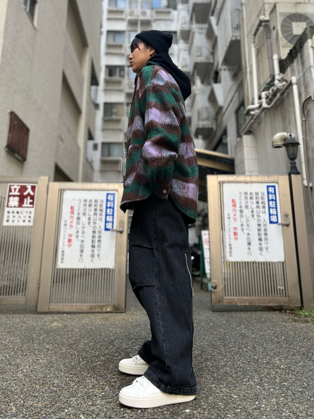 ブラック系のデニムパンツ、その他のシャツ/ブラウス、ブラック系のデニムパンツを着用したレディースの秋コーディネートの2枚目の写真