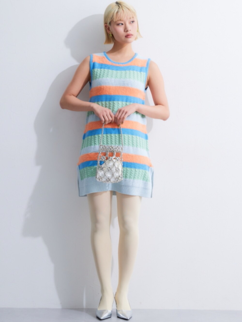 ブルー系のカーディガン/ボレロ、ブルー系のニット/セーターを着用したレディースの冬コーディネートの2枚目の写真