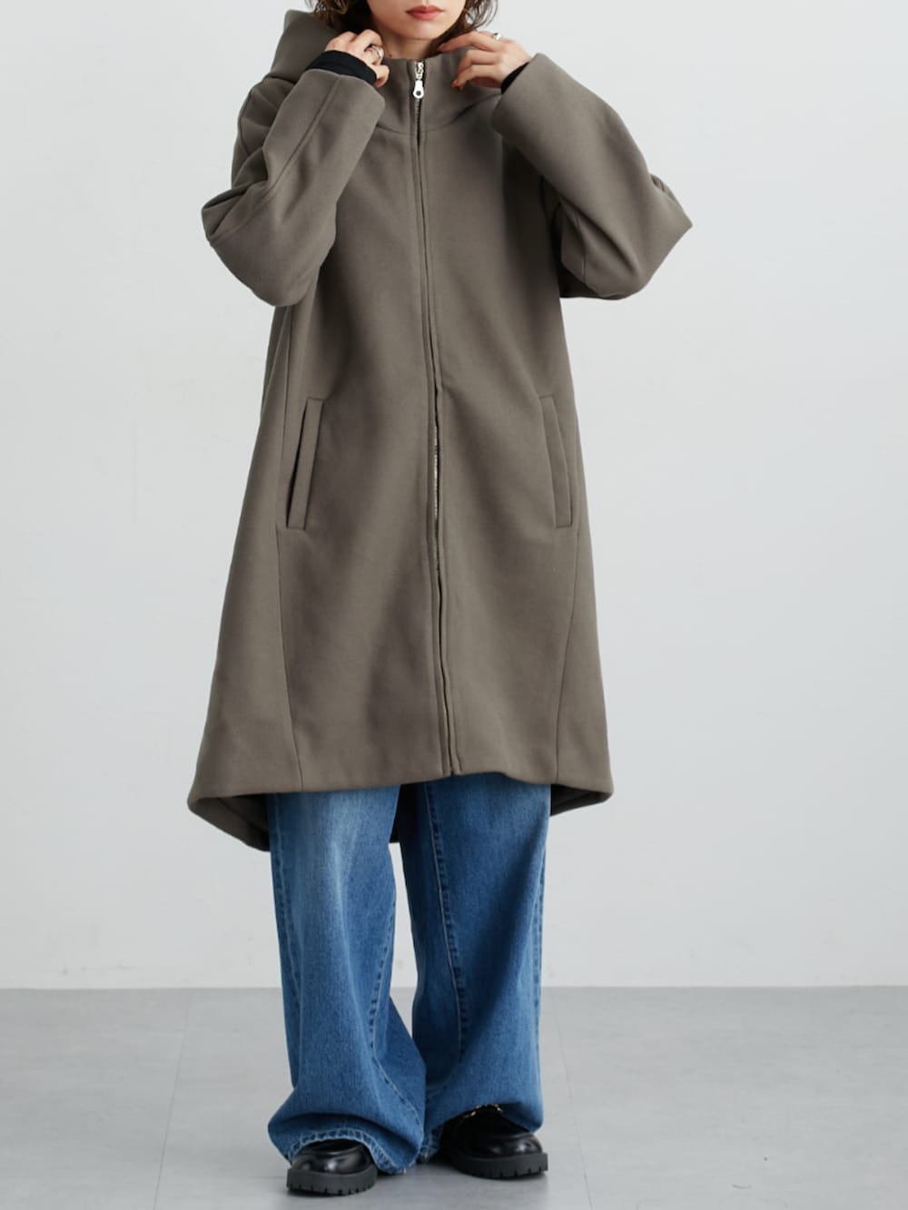 ブラック系のTシャツ/カットソー、ブラウン系のダッフルコート、ブルー系のデニムパンツを着用したレディースの冬コーディネートの2枚目の写真