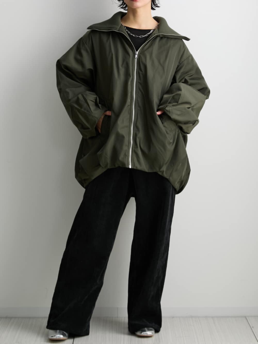 ブラック系のTシャツ/カットソー、ブラック系のその他パンツ、グリーン系のジャケット/アウターを着用したレディースの秋コーディネートの2枚目の写真