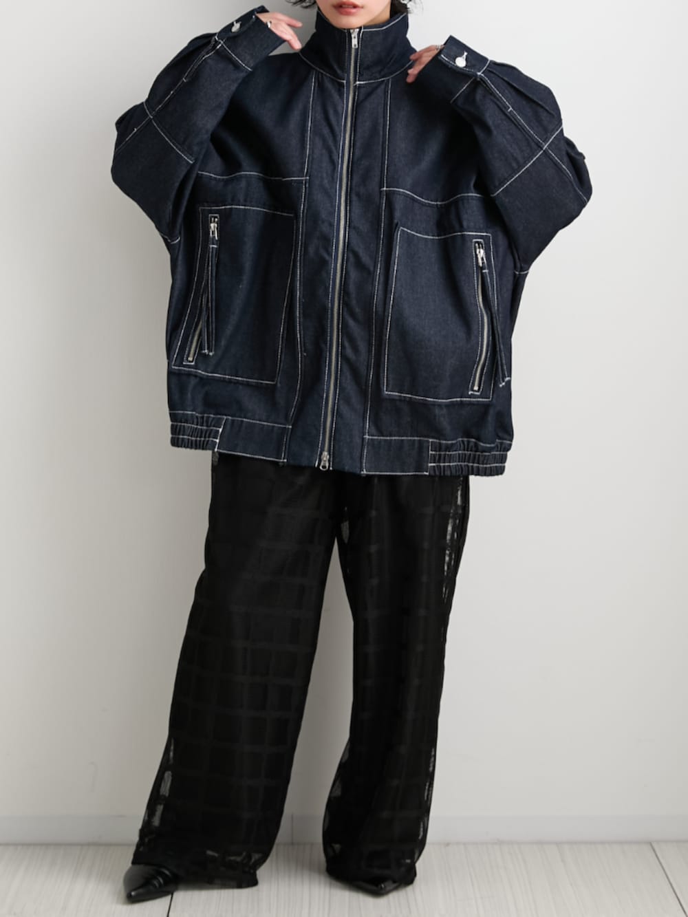 ブラック系のその他パンツ、ブラック系のTシャツ/カットソー、ブルー系のデニムジャケットを着用したレディースの秋コーディネートの2枚目の写真