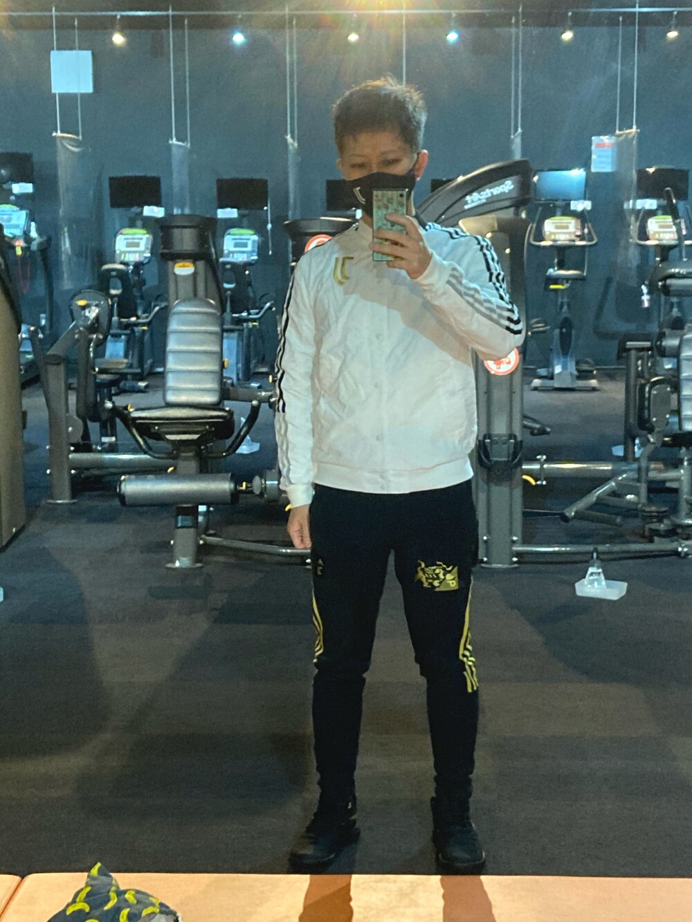 ブルー系のナイロンジャケット、ブルー系のその他パンツ、ブラック系のスニーカーを着用したメンズの夏コーディネートの2枚目の写真