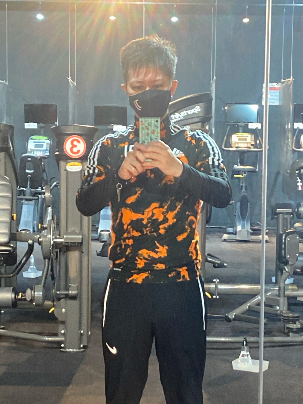 ブルー系のナイロンジャケット、ブルー系のその他パンツ、ブラック系のスニーカーを着用したメンズの夏コーディネートの4枚目の写真