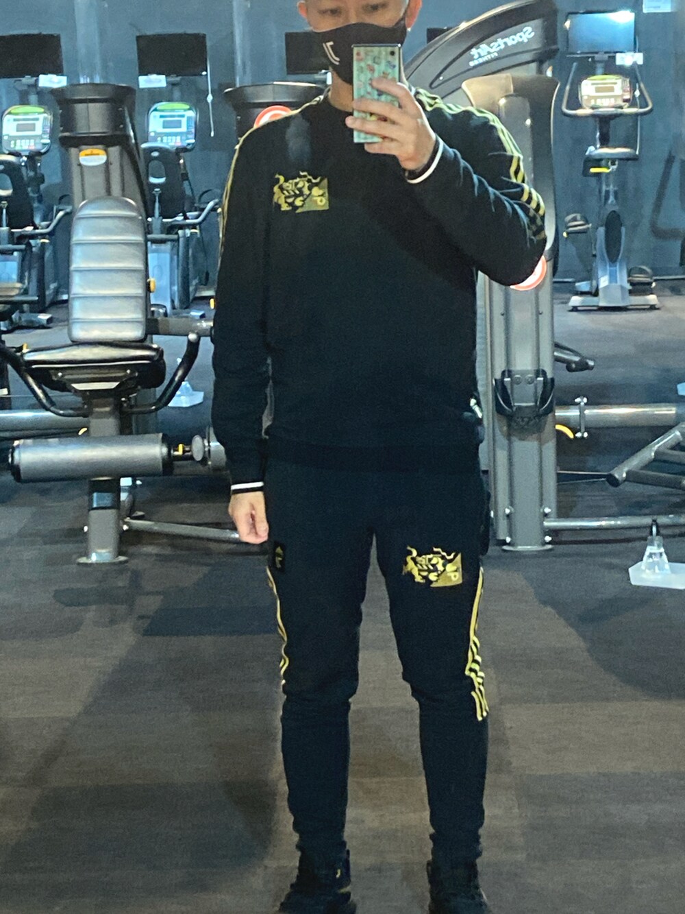 ブルー系のナイロンジャケット、ブルー系のその他パンツ、ブラック系のスニーカーを着用したメンズの夏コーディネートの3枚目の写真