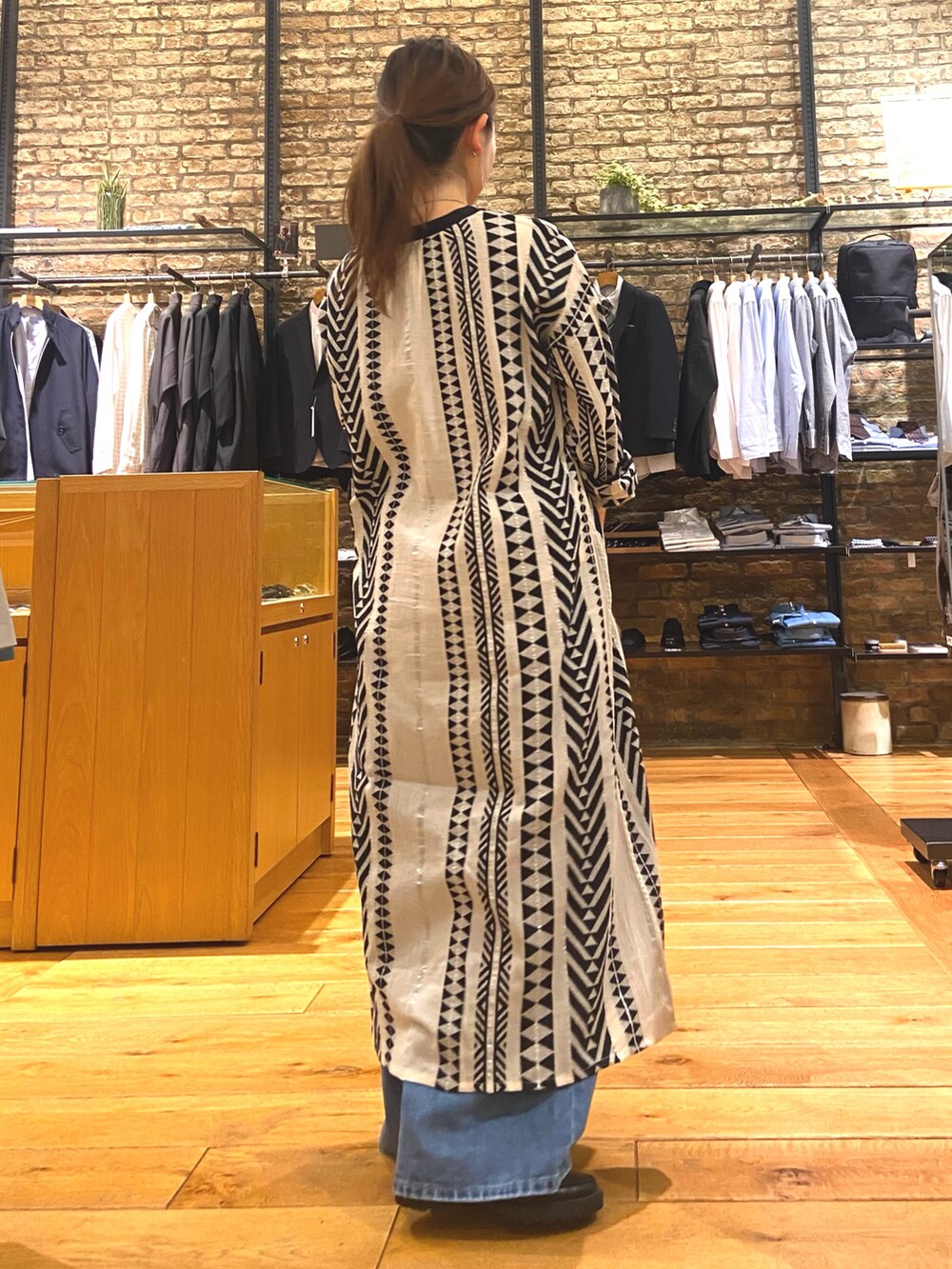 「オトナカワイイ、春服、大人可愛い、大人コーデ、大人カジュアルコーデ、リラックススタイル、キレイめコーデ、ママファッション、低身長コーデ、デニム、LEE、下半身太め、アーバンリサーチドアーズ、ワンピース、ゆったり」｜「URBAN RESEARCH DOORSのジャガード柄ガウンワンピース（ワンピース、ベージュ系）」を使った、農山　紗耶加さん（レディース・155cm）の春コーディネートの5枚目の写真