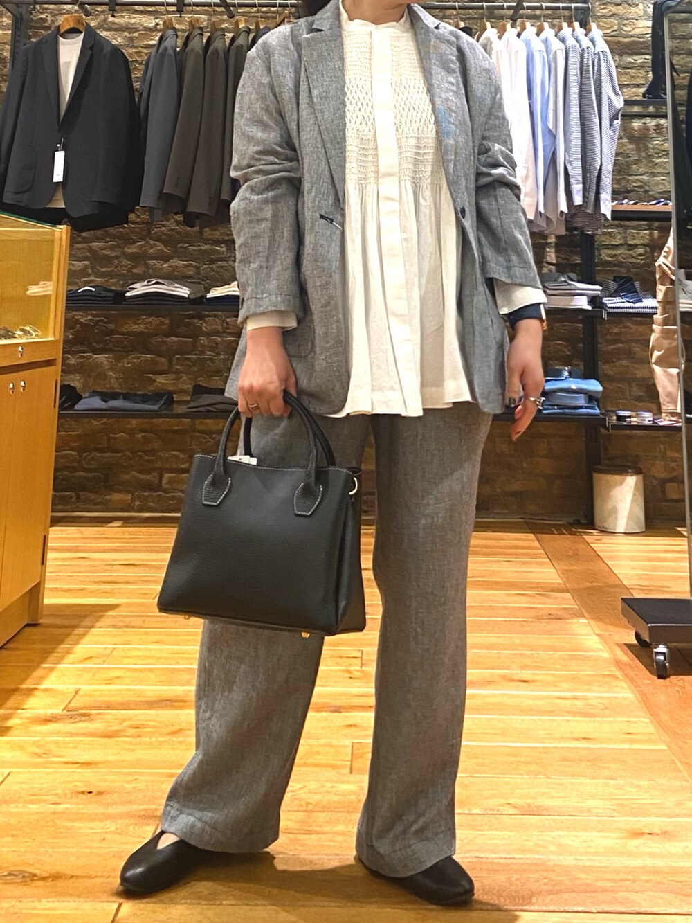 「ママファッション、ブラウス、セットアップスタイル、キレイめコーデ、セットアップ、低身長女子、きれいめ、普段使い、かぐれ、アーバンリサーチドアーズ、アーバン リサーチ ドアーズ(URBAN RESEARCH DOORS)、シンプルコーデ」｜「かぐれのコットンスモッキングブラウス（シャツ/ブラウス、ホワイト系）」を使った、農山　紗耶加さん（レディース・155cm）の春コーディネートの3枚目の写真