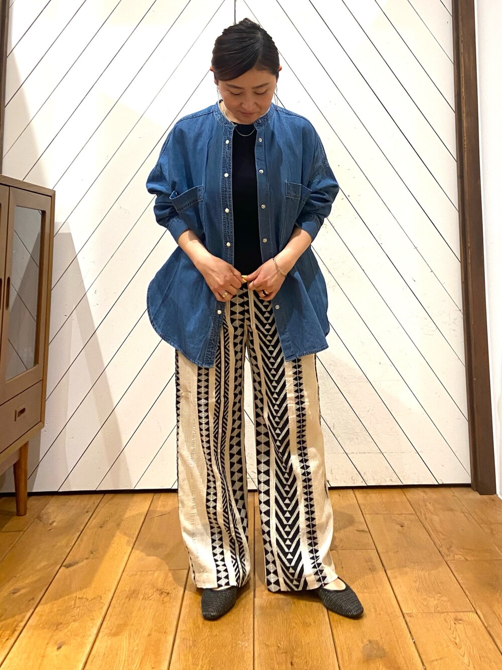 「カジュアルスタイル、パンツスタイル、大人ファッション、ラクチンコーデ、キレイめカジュアル、大人カジュアルコーデ、レディースファッション、着回しコーデ、DOORS、デニムシャツ、低身長コーデ、下半身太め、ママコーデ、ウエストゴム、アクセント」|「SMELLYのメタルチェーンリボンイヤリング(イヤリング、シルバー系)」を使った、農山 紗耶加さん(レディース・155cm)の春コーディネートの2枚目の写真