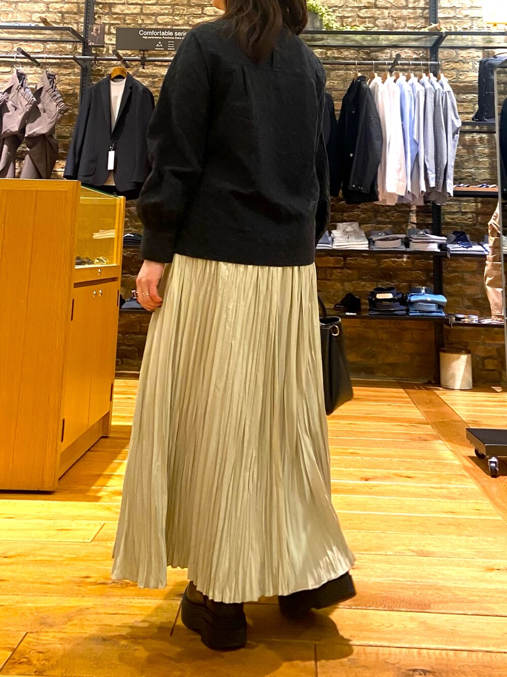 「春コーデ、キレイめカジュアル、春カラー、キレイめコーデ、ブラック、低身長女子、スカートコーデ、ママファッション、大人ガーリー、体型カバー、ママコーデ、アーバンリサーチドアーズ、アーバン リサーチ ドアーズ(URBAN RESEARCH DOORS)、普段使い、ウエストゴム」｜「URBAN RESEARCH DOORSのエンブロイダリーブラウス（シャツ/ブラウス、ブラック系）」を使った、農山　紗耶加さん（レディース・155cm）の春コーディネートの3枚目の写真