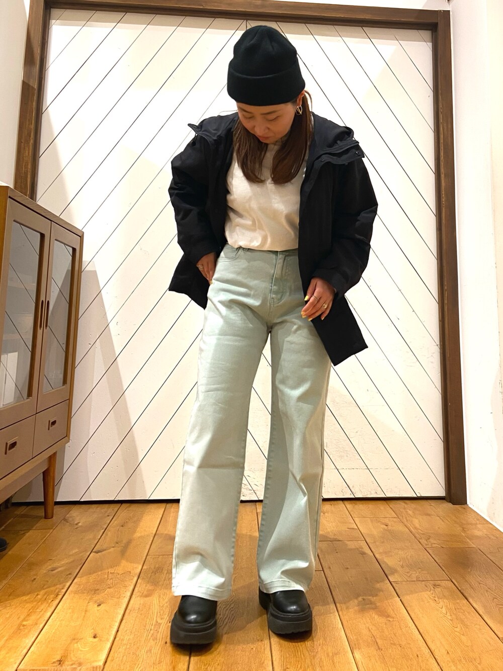 「春色、春服、オトナカワイイ、大人カジュアルコーデ、大人可愛い、リラックススタイル、今日のコーデ、ママファッション、シンプルスタイル、アーバンリサーチドアーズ、カラーパンツ、体型カバー、低身長、デニム、カジュアル」|「URBAN RESEARCH DOORSのナイロンマウンテンパーカー(マウンテンパーカー、ブラック系)」を使った、農山 紗耶加さん(レディース・155cm)の春コーディネートの2枚目の写真