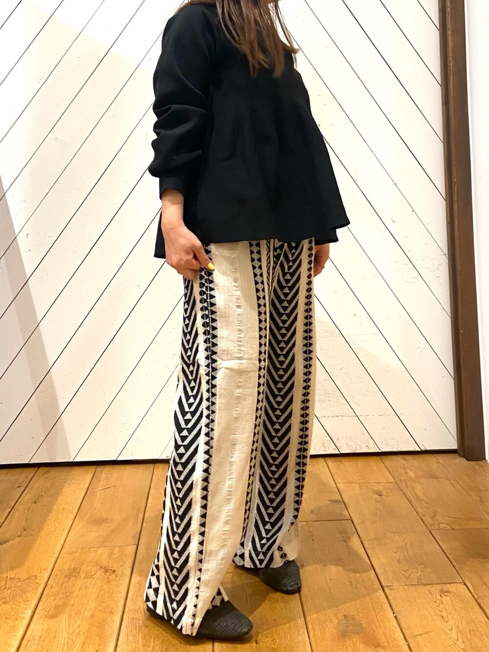「カジュアルスタイル、パンツスタイル、大人ファッション、ラクチンコーデ、キレイめカジュアル、ラフコーデ、大人カジュアルコーデ、レディースファッション、着回しコーデ、doors北花田、アーバンリサーチドアーズ、アーバンリサーチドアーズウィメンズ、アクセント、下半身太め、ママコーデ」|「SMELLYのメタルチェーンリボンイヤリング(イヤリング、シルバー系)」を使った、農山 紗耶加さん(レディース・155cm)の春コーディネートの3枚目の写真