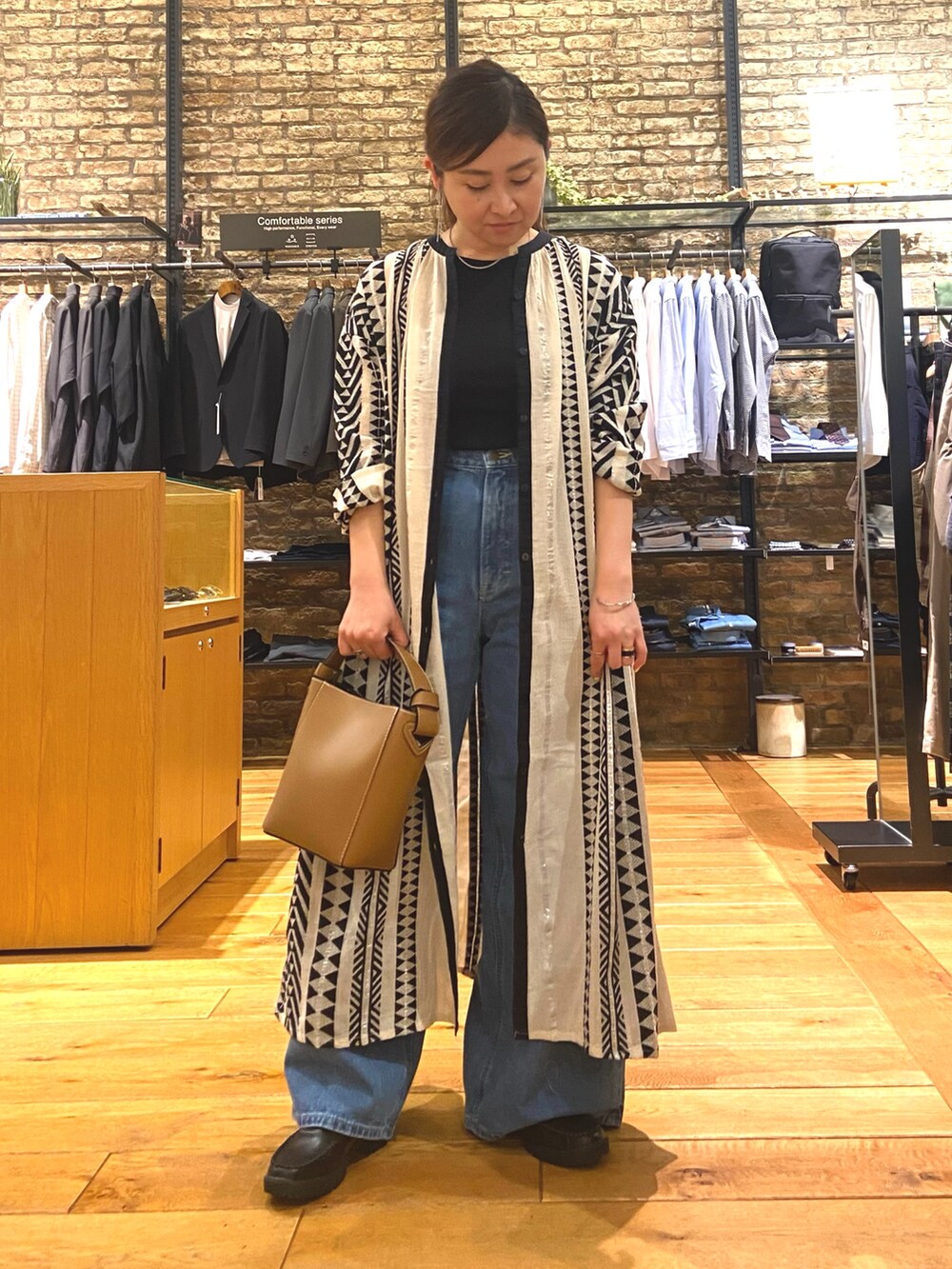 「オトナカワイイ、春服、大人可愛い、大人コーデ、大人カジュアルコーデ、リラックススタイル、キレイめコーデ、ママファッション、低身長コーデ、デニム、LEE、下半身太め、アーバンリサーチドアーズ、ワンピース、ゆったり」｜「URBAN RESEARCH DOORSのジャガード柄ガウンワンピース（ワンピース、ベージュ系）」を使った、農山　紗耶加さん（レディース・155cm）の春コーディネートの2枚目の写真
