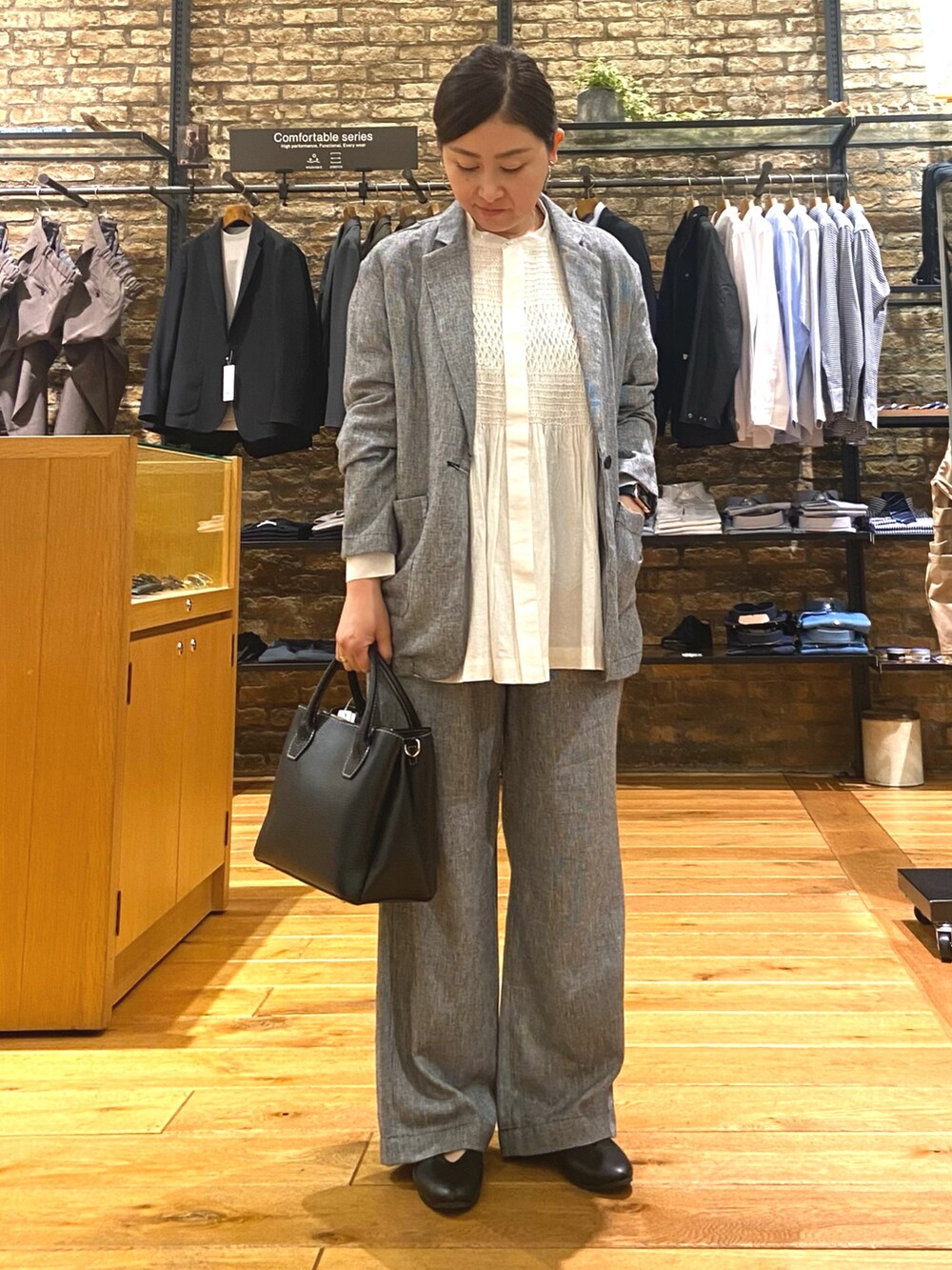 「ママファッション、ブラウス、セットアップスタイル、キレイめコーデ、セットアップ、低身長女子、きれいめ、普段使い、かぐれ、アーバンリサーチドアーズ、アーバン リサーチ ドアーズ(URBAN RESEARCH DOORS)、シンプルコーデ」｜「かぐれのコットンスモッキングブラウス（シャツ/ブラウス、ホワイト系）」を使った、農山　紗耶加さん（レディース・155cm）の春コーディネートの2枚目の写真