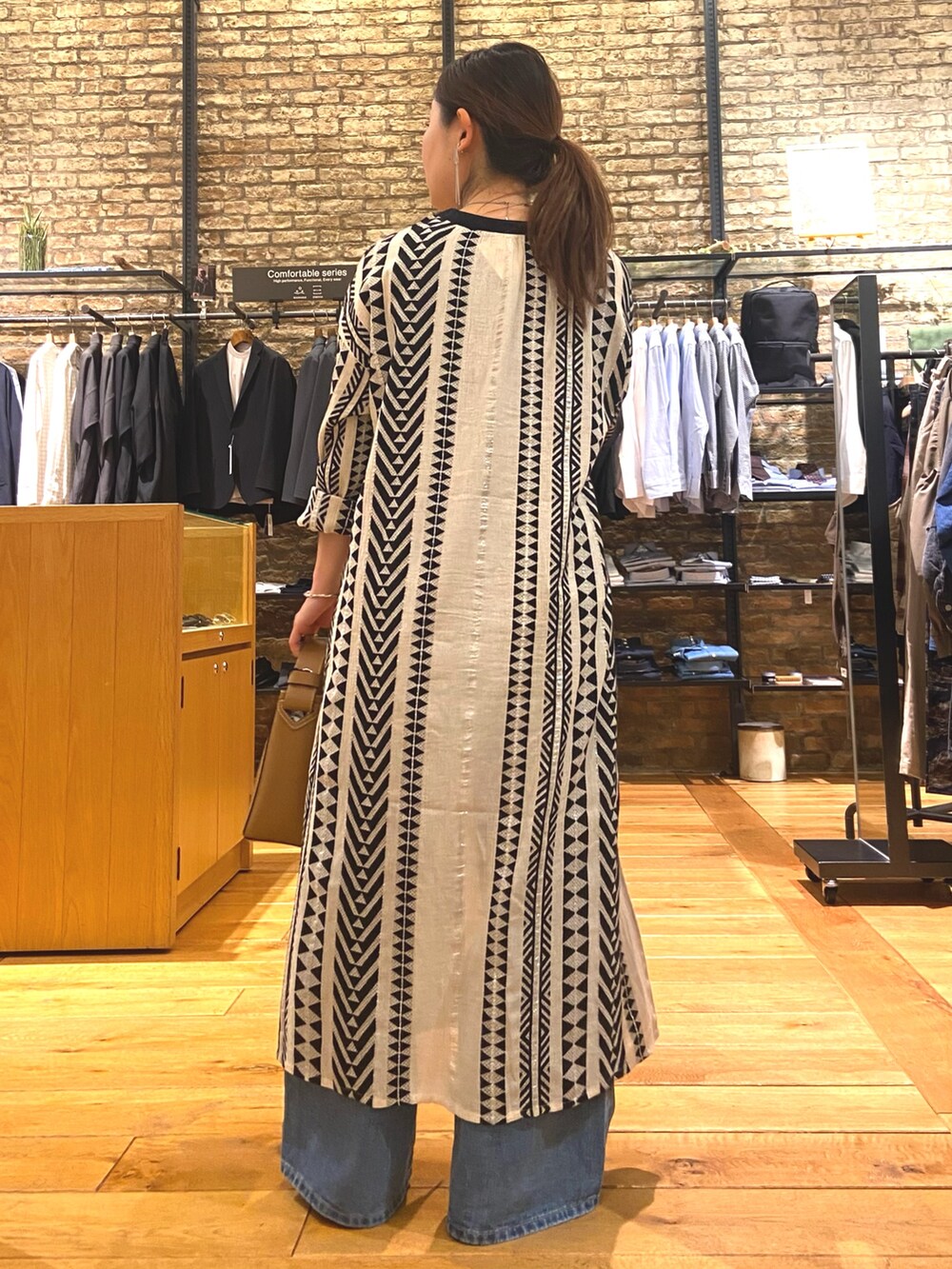 「オトナカワイイ、春服、大人可愛い、大人コーデ、大人カジュアルコーデ、リラックススタイル、キレイめコーデ、ママファッション、低身長コーデ、デニム、LEE、下半身太め、アーバンリサーチドアーズ、ワンピース、ゆったり」｜「URBAN RESEARCH DOORSのジャガード柄ガウンワンピース（ワンピース、ベージュ系）」を使った、農山　紗耶加さん（レディース・155cm）の春コーディネートの6枚目の写真