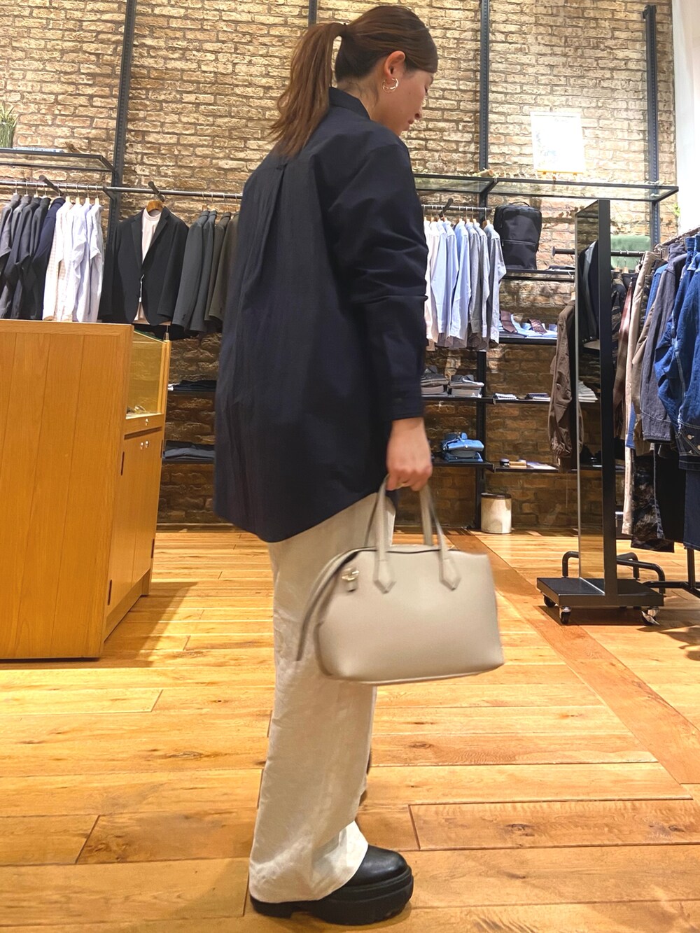 「シャツスタイル、シンプルスタイル、オトナカワイイ、キレイめコーデ、お出かけコーデ、大人カジュアルコーデ、大人可愛い、低身長女子、ママファッション、パンツスタイル、オーバーサイズ、大人コーデ、アーバンリサーチドアーズ、下半身太め、ラクチンコーデ」｜「EKALの『UR TECH』『撥水/UVカット』ナイロンタッサーロングスリーブシャツ（シャツ/ブラウス、ブルー系）」を使った、農山　紗耶加さん（レディース・155cm）の春コーディネートの4枚目の写真