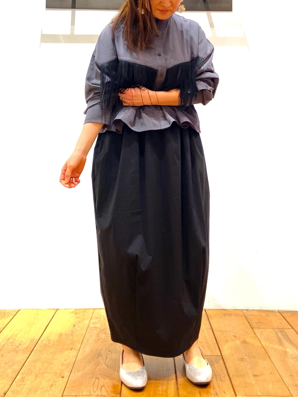 「春コーデ、キレイめカジュアル、キレイめコーデ、低身長女子、スカートコーデ、ママファッション、大人ガーリー、大人カジュアル、こだわり、アーバンリサーチドアーズ、きれいめカジュアル、着まわし、クロップドトップス、普段使い、アクセント」｜「FORK&SPOONのFORK&SPOON　コクーンスカート（スカート、ブラック系）」を使った、農山　紗耶加さん（レディース・155cm）の春コーディネートの3枚目の写真