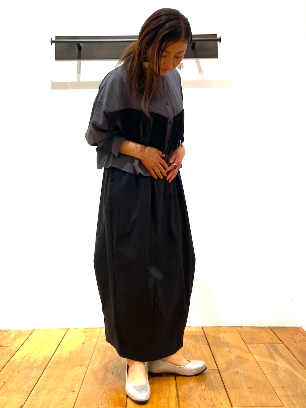 「春コーデ、キレイめカジュアル、キレイめコーデ、低身長女子、スカートコーデ、ママファッション、大人ガーリー、大人カジュアル、こだわり、アーバンリサーチドアーズ、きれいめカジュアル、着まわし、クロップドトップス、普段使い、アクセント」｜「FORK&SPOONのFORK&SPOON　コクーンスカート（スカート、ブラック系）」を使った、農山　紗耶加さん（レディース・155cm）の春コーディネートの4枚目の写真