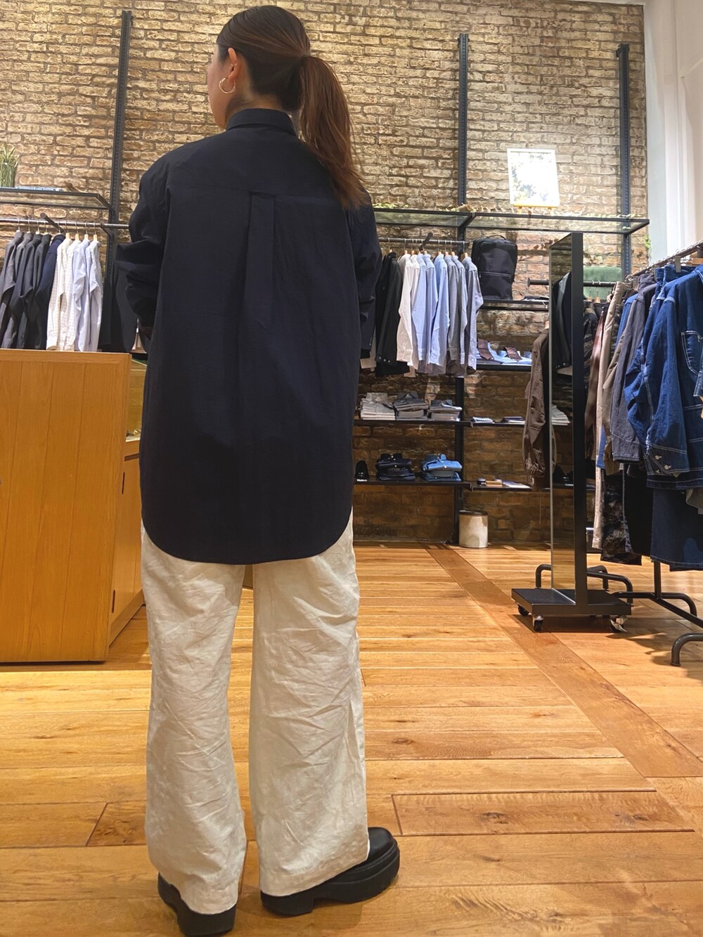 「シャツスタイル、シンプルスタイル、オトナカワイイ、キレイめコーデ、お出かけコーデ、大人カジュアルコーデ、大人可愛い、低身長女子、ママファッション、パンツスタイル、オーバーサイズ、大人コーデ、アーバンリサーチドアーズ、下半身太め、ラクチンコーデ」｜「EKALの『UR TECH』『撥水/UVカット』ナイロンタッサーロングスリーブシャツ（シャツ/ブラウス、ブルー系）」を使った、農山　紗耶加さん（レディース・155cm）の春コーディネートの5枚目の写真