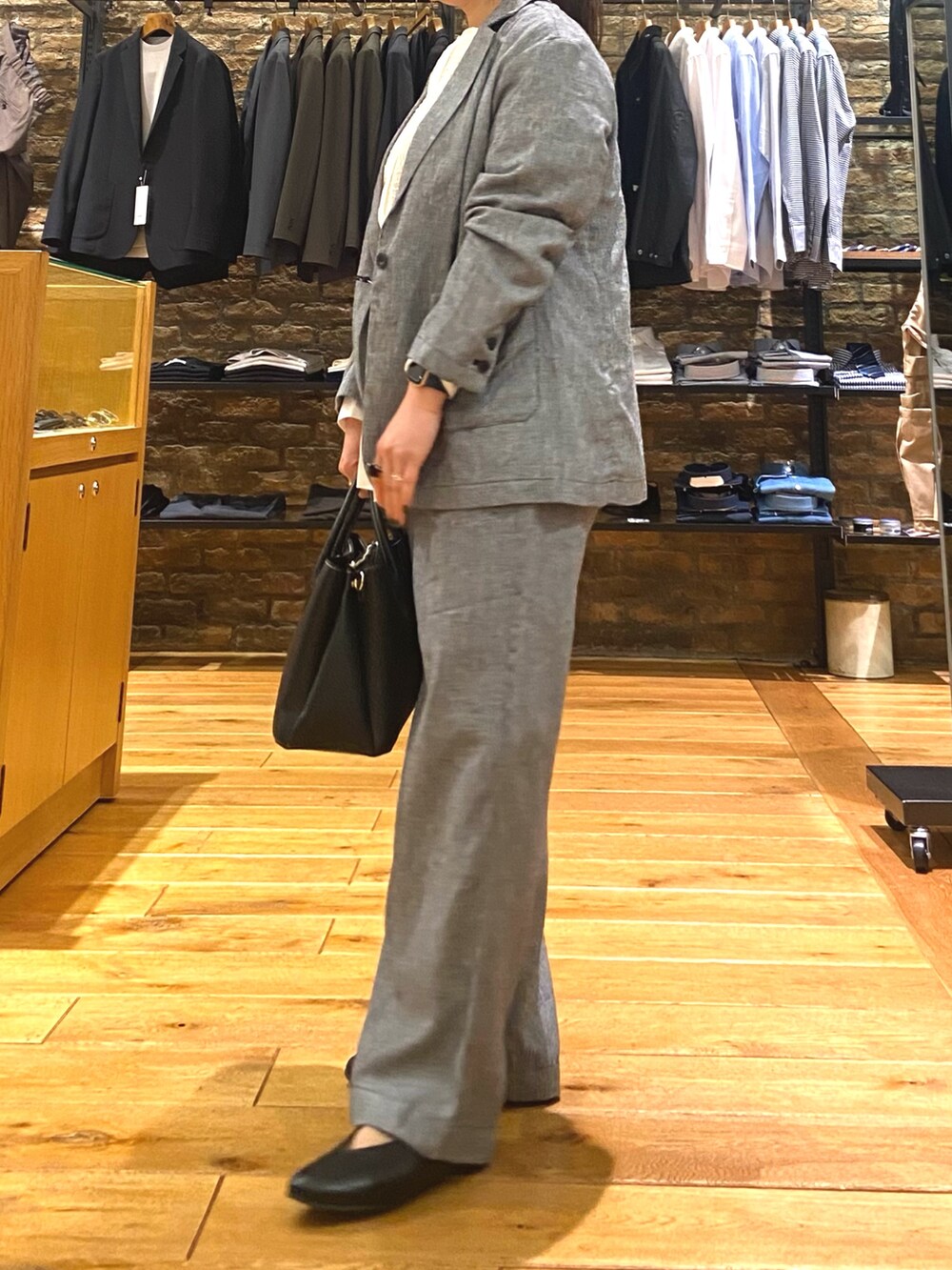 「ママファッション、ブラウス、セットアップスタイル、キレイめコーデ、セットアップ、低身長女子、きれいめ、普段使い、かぐれ、アーバンリサーチドアーズ、アーバン リサーチ ドアーズ(URBAN RESEARCH DOORS)、シンプルコーデ」｜「かぐれのコットンスモッキングブラウス（シャツ/ブラウス、ホワイト系）」を使った、農山　紗耶加さん（レディース・155cm）の春コーディネートの4枚目の写真