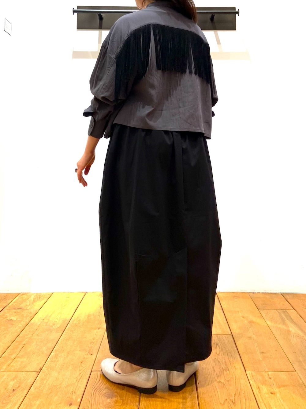 「春コーデ、キレイめカジュアル、キレイめコーデ、低身長女子、スカートコーデ、ママファッション、大人ガーリー、大人カジュアル、こだわり、アーバンリサーチドアーズ、きれいめカジュアル、着まわし、クロップドトップス、普段使い、アクセント」｜「FORK&SPOONのFORK&SPOON　コクーンスカート（スカート、ブラック系）」を使った、農山　紗耶加さん（レディース・155cm）の春コーディネートの6枚目の写真