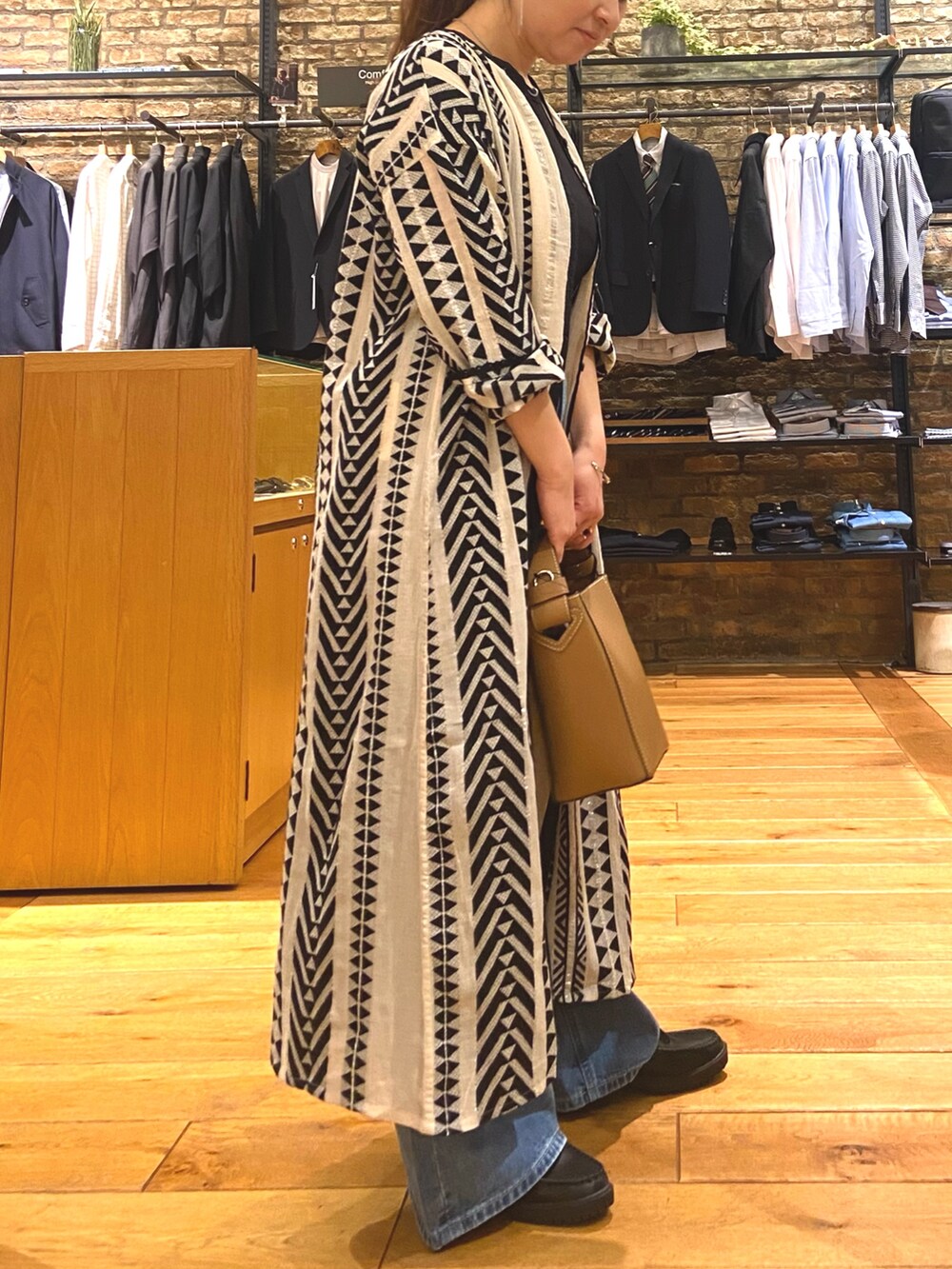「オトナカワイイ、春服、大人可愛い、大人コーデ、大人カジュアルコーデ、リラックススタイル、キレイめコーデ、ママファッション、低身長コーデ、デニム、LEE、下半身太め、アーバンリサーチドアーズ、ワンピース、ゆったり」｜「URBAN RESEARCH DOORSのジャガード柄ガウンワンピース（ワンピース、ベージュ系）」を使った、農山　紗耶加さん（レディース・155cm）の春コーディネートの3枚目の写真