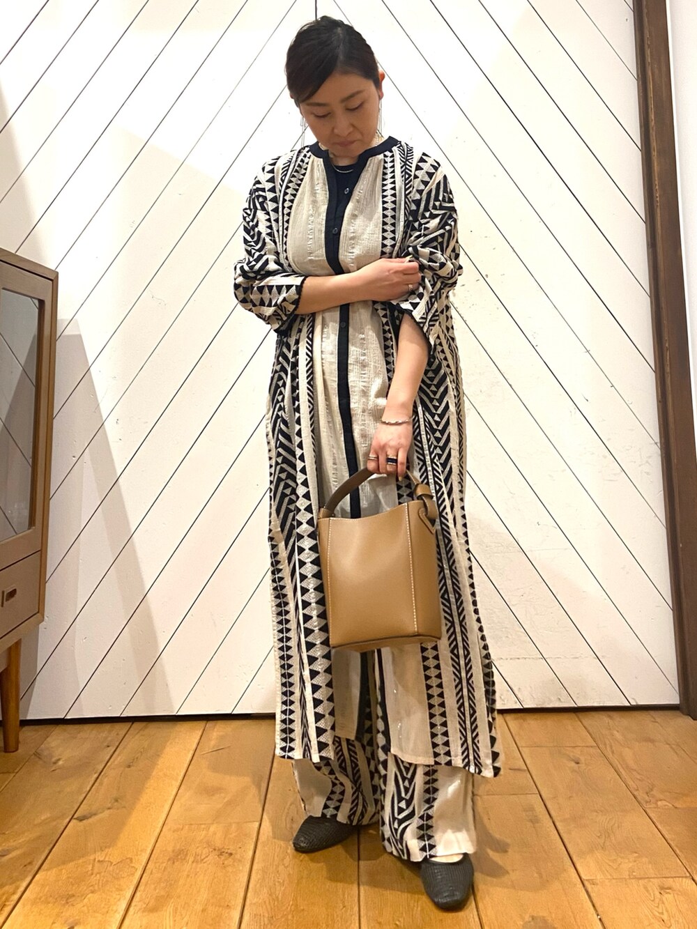 「カジュアルスタイル、パンツスタイル、大人ファッション、ラクチンコーデ、ラフコーデ、キレイめカジュアル、はるコーデ、大人カジュアルコーデ、着回しコーデ、DOORS、アーバンリサーチドアーズ、ゆったり、セットアップ、ママコーデ、体型カバー」|「SMELLYのツイストバングル(バングル/リストバンド、シルバー系)」を使った、農山 紗耶加さん(レディース・155cm)の春コーディネートの3枚目の写真