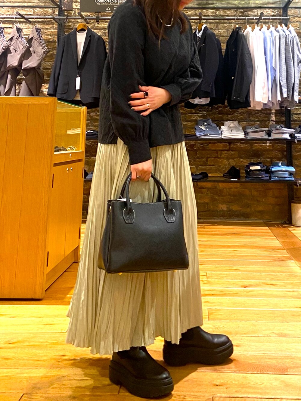「春コーデ、キレイめカジュアル、春カラー、キレイめコーデ、ブラック、低身長女子、スカートコーデ、ママファッション、大人ガーリー、体型カバー、ママコーデ、アーバンリサーチドアーズ、アーバン リサーチ ドアーズ(URBAN RESEARCH DOORS)、普段使い、ウエストゴム」｜「URBAN RESEARCH DOORSのエンブロイダリーブラウス（シャツ/ブラウス、ブラック系）」を使った、農山　紗耶加さん（レディース・155cm）の春コーディネートの2枚目の写真
