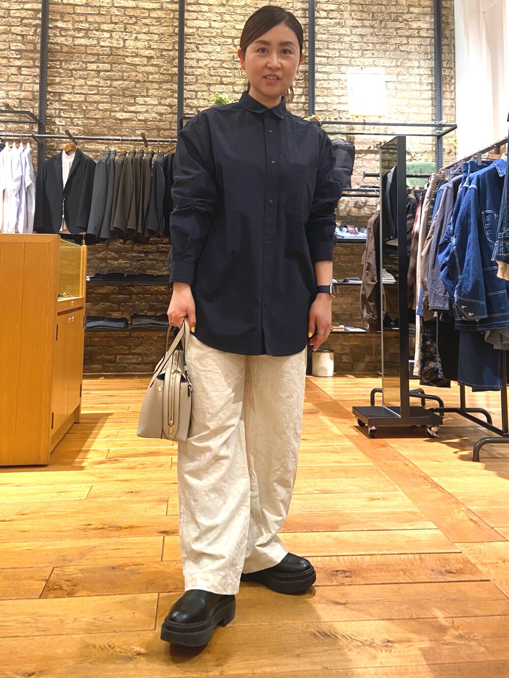 「シャツスタイル、シンプルスタイル、オトナカワイイ、キレイめコーデ、お出かけコーデ、大人カジュアルコーデ、大人可愛い、低身長女子、ママファッション、パンツスタイル、オーバーサイズ、大人コーデ、アーバンリサーチドアーズ、下半身太め、ラクチンコーデ」｜「EKALの『UR TECH』『撥水/UVカット』ナイロンタッサーロングスリーブシャツ（シャツ/ブラウス、ブルー系）」を使った、農山　紗耶加さん（レディース・155cm）の春コーディネートの2枚目の写真