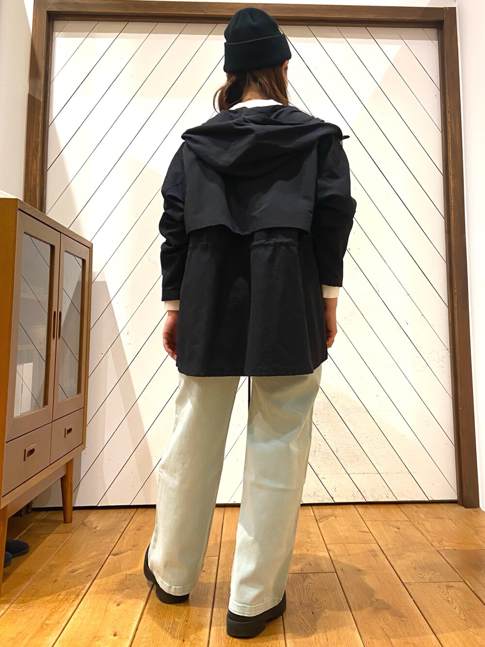 「春色、春服、オトナカワイイ、大人カジュアルコーデ、大人可愛い、リラックススタイル、今日のコーデ、ママファッション、シンプルスタイル、アーバンリサーチドアーズ、カラーパンツ、体型カバー、低身長、デニム、カジュアル」|「URBAN RESEARCH DOORSのナイロンマウンテンパーカー(マウンテンパーカー、ブラック系)」を使った、農山 紗耶加さん(レディース・155cm)の春コーディネートの4枚目の写真