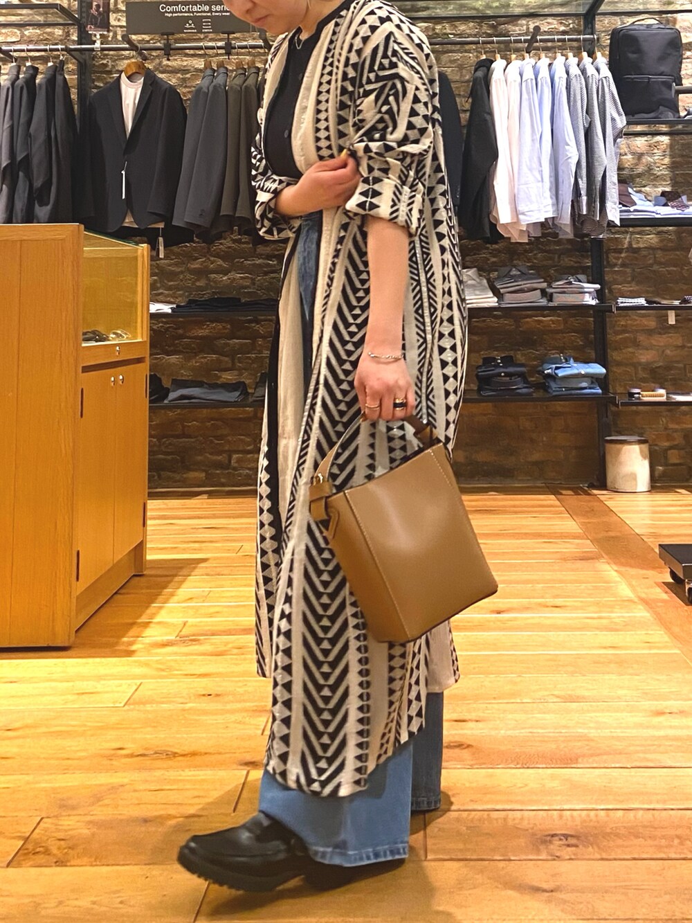 「オトナカワイイ、春服、大人可愛い、大人コーデ、大人カジュアルコーデ、リラックススタイル、キレイめコーデ、ママファッション、低身長コーデ、デニム、LEE、下半身太め、アーバンリサーチドアーズ、ワンピース、ゆったり」｜「URBAN RESEARCH DOORSのジャガード柄ガウンワンピース（ワンピース、ベージュ系）」を使った、農山　紗耶加さん（レディース・155cm）の春コーディネートの4枚目の写真