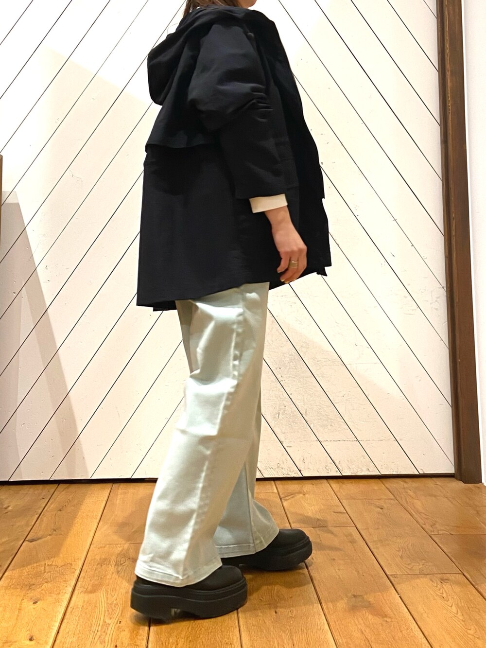 「春色、春服、オトナカワイイ、大人カジュアルコーデ、大人可愛い、リラックススタイル、今日のコーデ、ママファッション、シンプルスタイル、アーバンリサーチドアーズ、カラーパンツ、体型カバー、低身長、デニム、カジュアル」|「URBAN RESEARCH DOORSのナイロンマウンテンパーカー(マウンテンパーカー、ブラック系)」を使った、農山 紗耶加さん(レディース・155cm)の春コーディネートの3枚目の写真