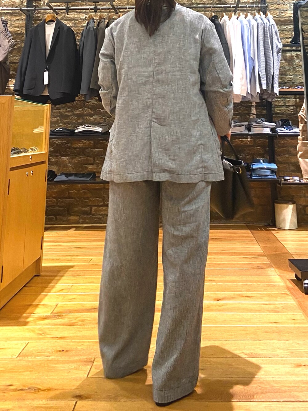 「ママファッション、ブラウス、セットアップスタイル、キレイめコーデ、セットアップ、低身長女子、きれいめ、普段使い、かぐれ、アーバンリサーチドアーズ、アーバン リサーチ ドアーズ(URBAN RESEARCH DOORS)、シンプルコーデ」｜「かぐれのコットンスモッキングブラウス（シャツ/ブラウス、ホワイト系）」を使った、農山　紗耶加さん（レディース・155cm）の春コーディネートの5枚目の写真