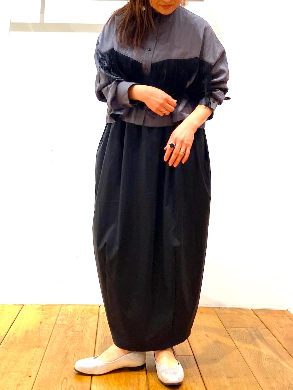 「春コーデ、キレイめカジュアル、キレイめコーデ、低身長女子、スカートコーデ、ママファッション、大人ガーリー、大人カジュアル、こだわり、アーバンリサーチドアーズ、きれいめカジュアル、着まわし、クロップドトップス、普段使い、アクセント」｜「FORK&SPOONのFORK&SPOON　コクーンスカート（スカート、ブラック系）」を使った、農山　紗耶加さん（レディース・155cm）の春コーディネートの2枚目の写真