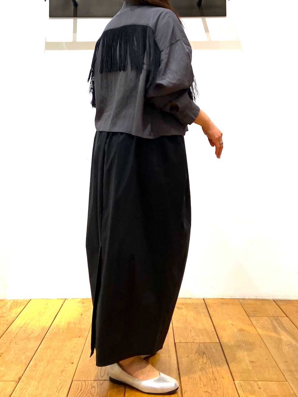 「春コーデ、キレイめカジュアル、キレイめコーデ、低身長女子、スカートコーデ、ママファッション、大人ガーリー、大人カジュアル、こだわり、アーバンリサーチドアーズ、きれいめカジュアル、着まわし、クロップドトップス、普段使い、アクセント」｜「FORK&SPOONのFORK&SPOON　コクーンスカート（スカート、ブラック系）」を使った、農山　紗耶加さん（レディース・155cm）の春コーディネートの5枚目の写真