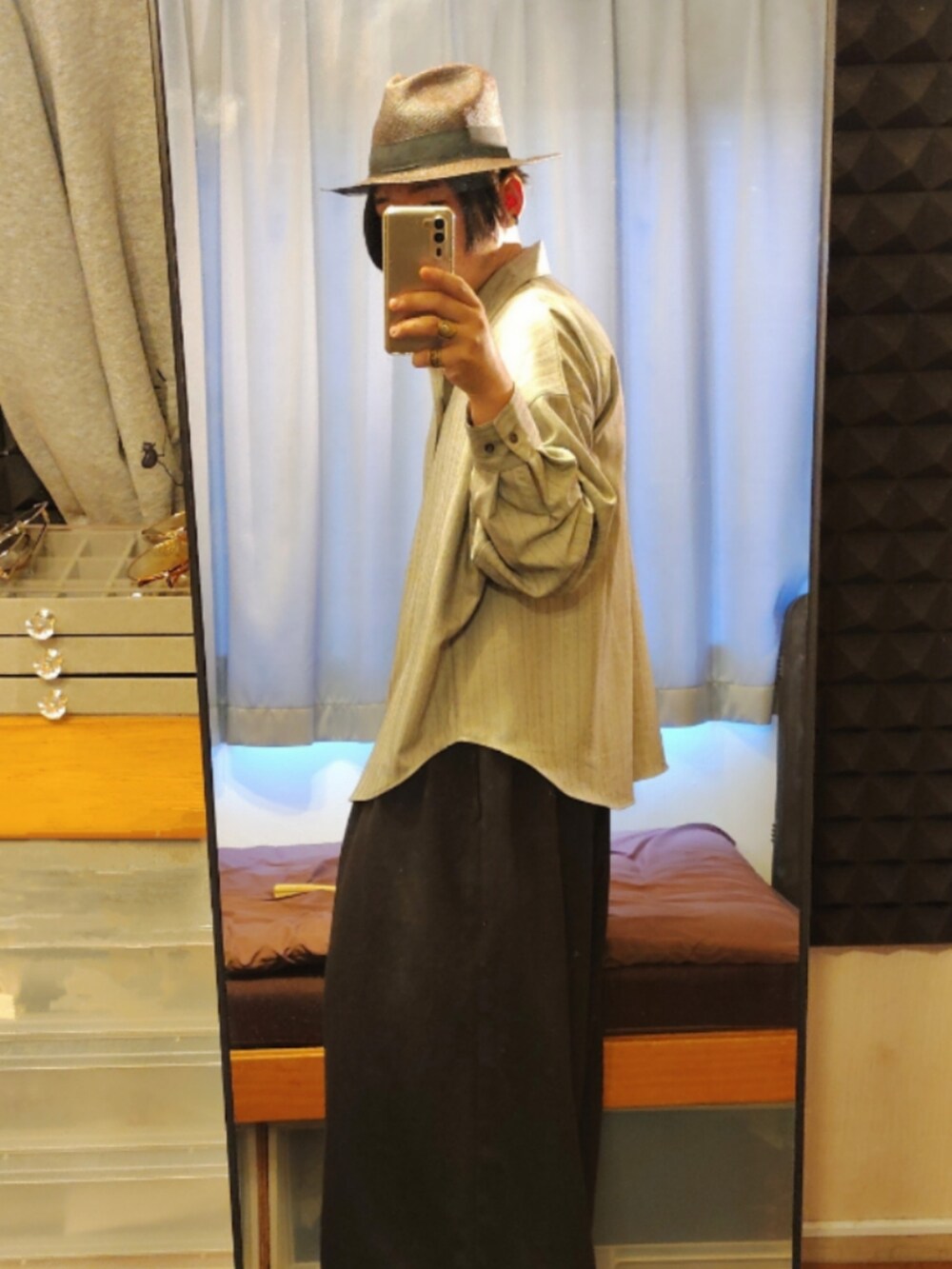 グレー系のシャツ/ブラウスを着用したメンズの春コーディネートの2枚目の写真