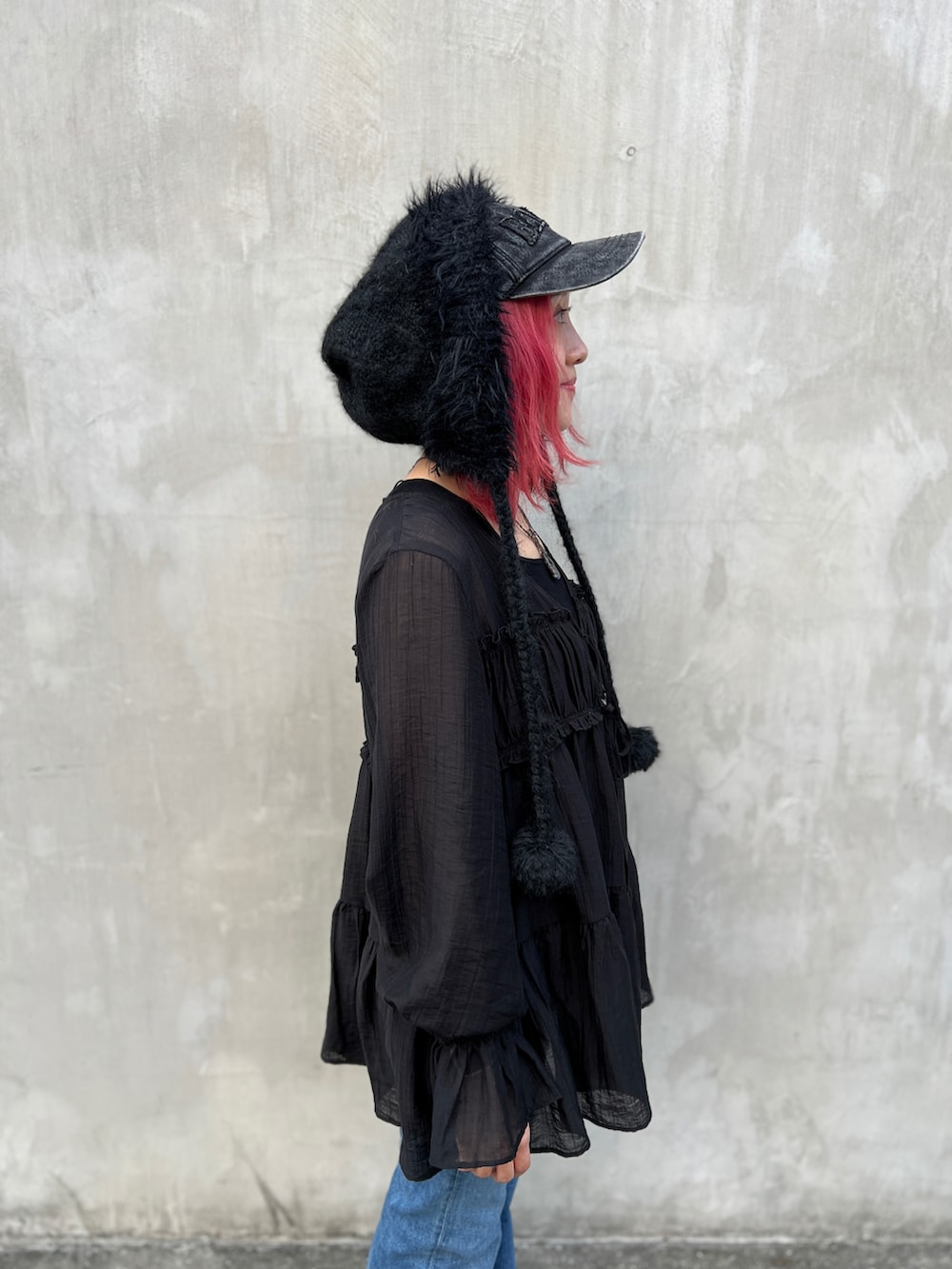 ブラック系のシャツ/ブラウス、グレー系のキャップ、ブラック系のハットを着用したレディースの秋コーディネートの4枚目の写真