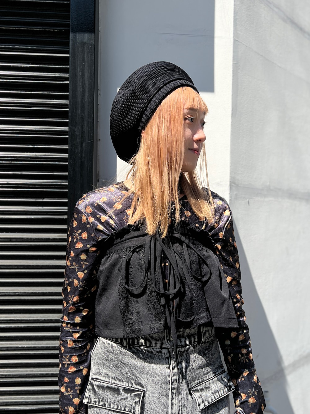 ブラック系のトップス、ブラック系のハンチング/ベレー帽を着用したレディースの春コーディネートの3枚目の写真