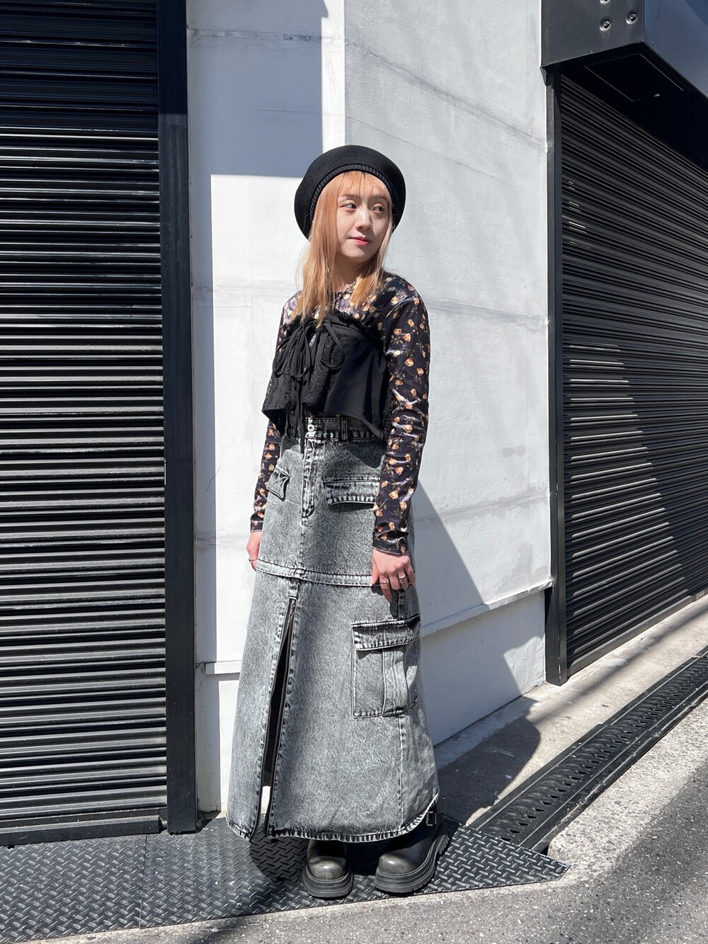 ブラック系のトップス、ブラック系のハンチング/ベレー帽を着用したレディースの春コーディネートの2枚目の写真