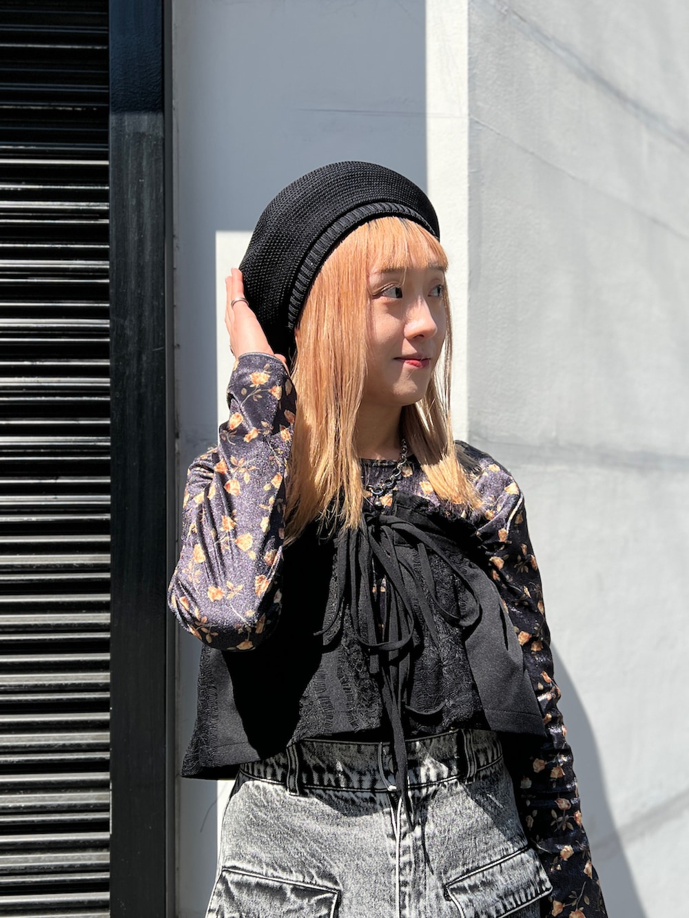 ブラック系のトップス、ブラック系のハンチング/ベレー帽を着用したレディースの春コーディネートの5枚目の写真