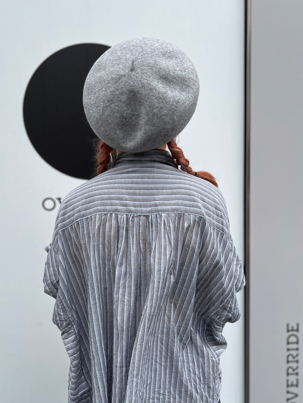 グレー系のシャツ/ブラウス、グリーン系のハンチング/ベレー帽、グレー系のハンチング/ベレー帽を着用したレディースの秋コーディネートの5枚目の写真