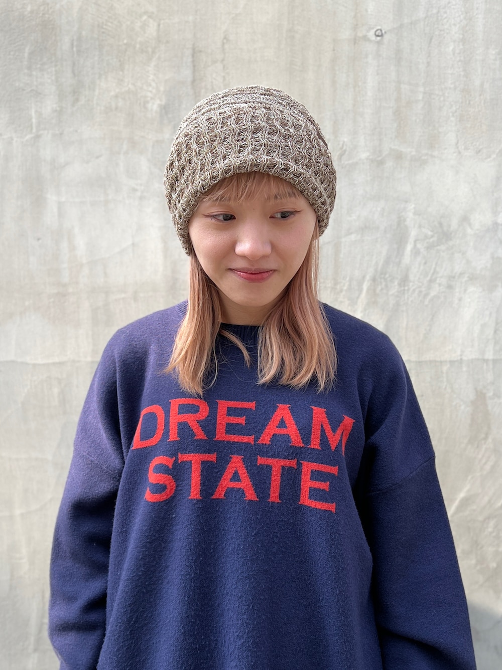 ベージュ系のニットキャップ/ビーニーを着用したレディースの冬コーディネートの5枚目の写真